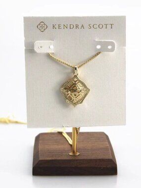 Kendra Scott necklace